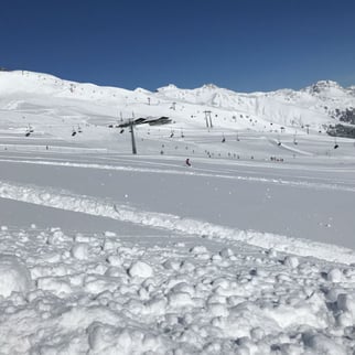 Skiegebiet mit Pisten und Liftanlagen