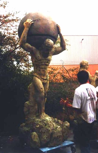 Escultura de Atlante, vierte agua por la ranura, Cine.