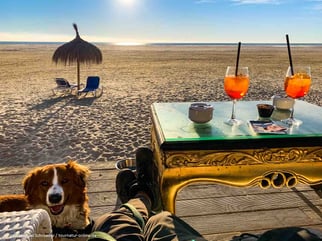 Wir genießen das schöne Wetter am Strand.