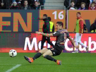 Robert Lewandowski trifft beim souveränen Sieg der Bayern in Augsburg zweimal. Foto: Stefan Puchner