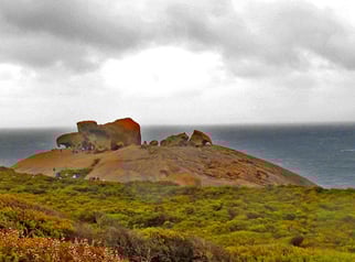 ein rostroter Granit-Hügel mit interessant geformten Fels-Brüchen
