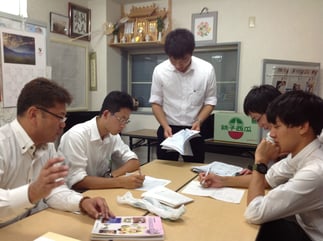 学生インターンと議会について語る