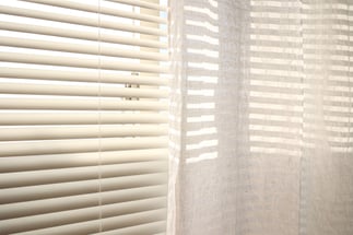 アルミブラインドとリネンカーテンの組み合わせ