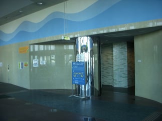 エレベーターホールにはトイレと飲料自販機がある。