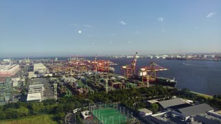 眼前にコンテナ埠頭が見える。