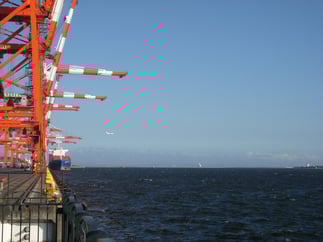 羽田空港に向かう飛行機が分かるだろうか。なお、東京みなと館からは、羽田空港の滑走路も見ることができる。