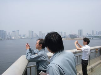 とても楽しそうな弊社社員。ちなみに初めてレインボーブリッジを歩いて渡ったとのこと。