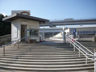 レインボープロムナードお台場側の入り口。最寄り駅はゆりかもめ：お台場海浜公園駅だが、徒歩10分ほどかかる。