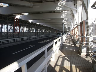 遊歩道は下層。中央にゆりかもめ、隣に一般車道がある。