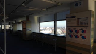 椅子も並んでいる。飽きもせず、ずっと外を眺めていた筆者は、その後ベテランガイドさんにマンツーマンでレクチャーを受けることになる(笑