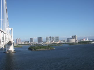 正面にはお台場が見える。ちなみにかなり風が強いこともあるので、荷物や帽子などが飛ばされないように注意！