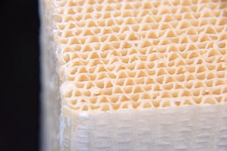 多孔質シリカ被膜した基材