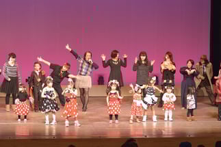 休憩中は子育てサロン（柿沼しのぶ）のステージ