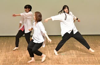 20.ナチュラルダンサズ 木曜『ナチュラルダンス』講師ISOKUMI|表現力いっぱいの、これぞダンス♪