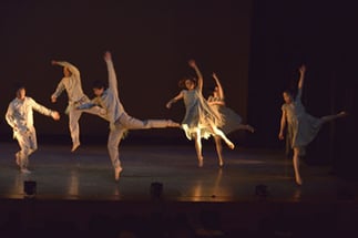 1-09.コンテンポラリー（岡田桃園）｜ 毎回独自の世界でクロイツ発表会にはなくてはならないクラスです。今年も印象的な素敵なシーンでした。