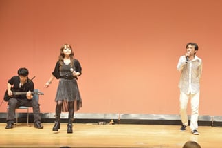 8.新坂淳一＆Fish Lover｜アニメ「イニシャルD」の曲を男女ツインボーカルとギターでパフォーマンス。新坂さんは当日は音響も担当していたので大忙しでした。