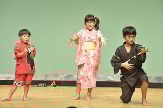 18.木曜『リズム&ダンス』講師ISOKUMI｜浴衣と甚平で“オー！花火!!”と夏らしく元気にダンス！