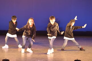 1-02.ヒップホップキッズ （Lickin）｜小さい体でも元気一杯！難しい踊りも大きく踊っていました。