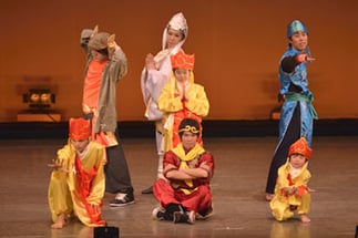 2-05.リズム＆ダンス（ISOKUMI）｜三蔵法師の仲間たち。キャラクターと一緒に踊って、とっても楽しいシーンでした。