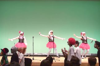 オープニング｜出演チームが、仮面をかぶって、サイドの入り口から音楽に乗って登場。宇宙人や馬もいました！