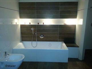 Bild: Badewanne mit beleuchtetem Hintergrund