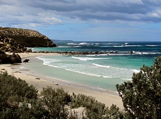 am Strand ist eine tosende Dünung zu erleben