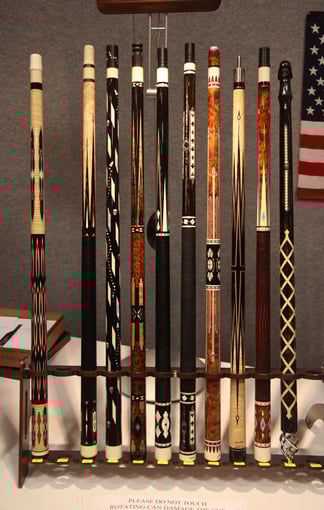 ジョス、ニッティ、ジョーシィなど 高級カスタムキューに施されたゴージャスなインレイの例