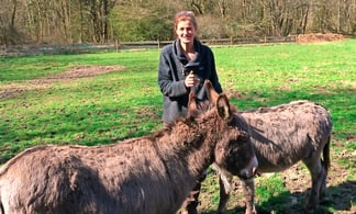 Eselwandern-Eifel-Petra-Landsberg-Bongard-NaturPur-Entschleuniger-Entschleunigung-Auszeit-Eseln-Geschichtsstraße-Gutschein-Geschenkidee-Waldübernachtung-Schäferwagen-Naturerlebnis-Abenteuer-Eselführerschein-Barsberg-Vulkaneifel-Altes-Forsthaus-Wanderroute