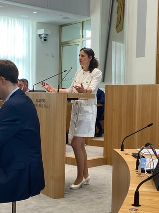 Quelle: Landtag von Rheinland-Pfalz. Ein Klick auf das Bild führt zum Video.