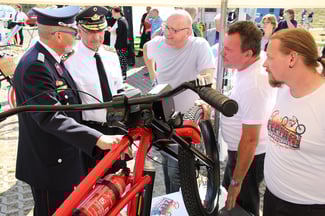 Beim Rundgang wurde auch der Präsident des Deutschen Feuerwehrverbands Hartmut Ziebs (2. v.l.) auf das Bike aufmerksam.