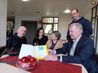 Annemarie Müller-Feldmann (Mitte) mit dem FDP-Kreisvorsitzendem Ulrich van Bebber (l), der stellvertretenden FDP-Kreisvorsitzenden Christina Steinhausen, FDP-Vorsitzendem David Jacobs und Fraktionsvorsitzendem Rolf Deißler (r). Foto: Christina Steinhausen