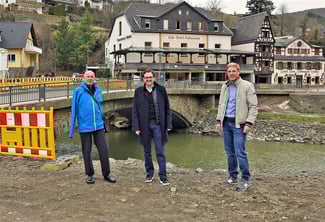 Die Fraktionsvorsitzenden (von links) Ulrich van Bebber (FDP), Michael Korden (CDU) und Christoph Schmitt (SPD) sind sich einig: Der Neuaufbau des Ahrtals muss im Kreistag eine höhere Priorität als bisher haben.