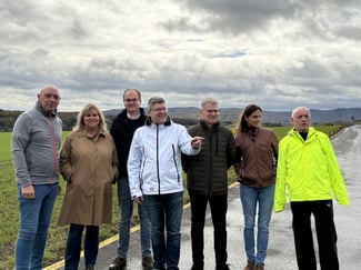 Die Ortsumgehung Esch muss zügig realisiert werden, die Baustraße soll erhalten bleiben, darin waren sich die Liberalen einig (v. l.): Wolfgang Reuss, Sigrid und Ferdinand Bolzius,Martin Göddertz,Torsten Pollack,Christina Steinhausen und Ulrich van Bebber