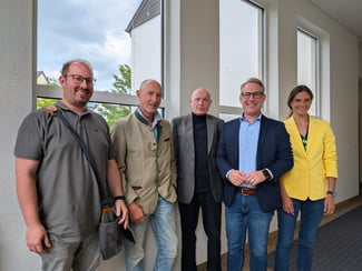Gemeinsam für frischen Wind im Ahrtal: Die FDP-Kreistagsfraktion im Gespräch mit David Bongart vom Verein Zukunftsregion Ahr – mit dabei (v. l.): David Jacobs, Dominik Graf von Spee, Ulrich van Bebber, David Bongart und Christina Steinhausen