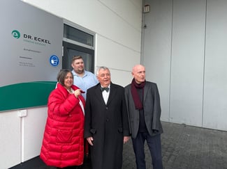 Dr. Antje Eckel erläutert mit Theo Eckel dem Bundestagskandidaten Dr. Ulrich Hermani (zweiter von rechts) und dem FDP -Kreisvorsitzenden Ulrich van Bebber (rechts) die Zukunftspläne des Unternehmens