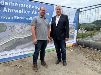 David Jacobs (links) und Rolf Deißler (rechts) beim Spatenstich zur Carl-von-Ehrenwall-Allee. Die neue West-Ost-Verbindung südlich der Altstadt markiert einen wichtigen Baustein im Wiederaufbau.