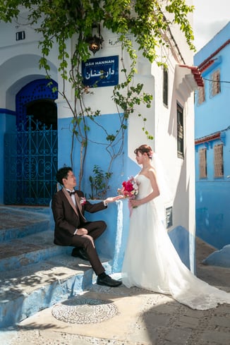 モロッコ・シャウエン。アラビア語の表札が、オシャレですね！日本では体験できない、青い世界観の中、現地フォトグラファーが撮影します。実加のブログ