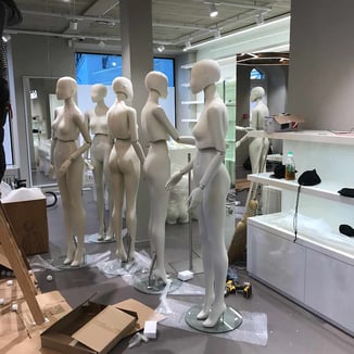 Making Of Fashion Interior Fotoset mit Schaufensterpuppen