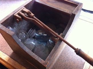 昭和30年代当時の状態のまま保存しているガラスレンズ削り棒