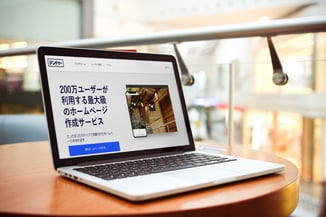 ジンドゥーのトップページをパソコンで見ている