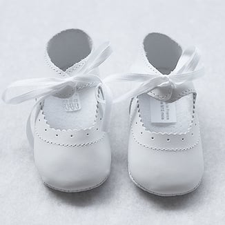 Ballerine bébé fille cuir blanc souple cérémonie baptême made in France. Magasin vêtements baptême Paris, Neuilly-sur-Seine Fil de Légende. Envois dans toute la France.