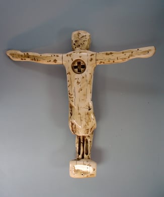 Cristo, imitación marfil tallado, para presentación de unas vitrinas de museo.