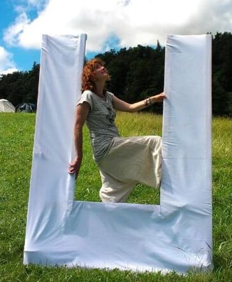 Mit allem, was du tust, folge deiner inneren Bewusstseinsquelle. Diese liebt alle Lebewesen. Denn...  es gibt kein gut oder schlecht.   Es gibt nur Hüllen, welche den reinen Kern verdecken, welcher voller Liebe und Unschuld strahlt.