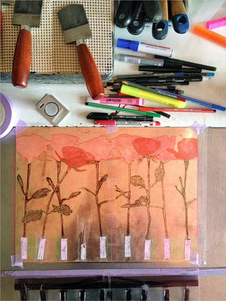 Auf Kupferplatte Schiessstand Hülsen mit roten Rosen skizziert resp. bemalt