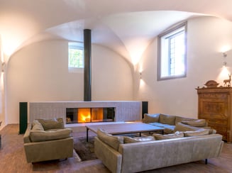 Monoblocco per camino STAFFIERI: Caminetto monofacciale personalizzato: il design incontra l'eleganza.