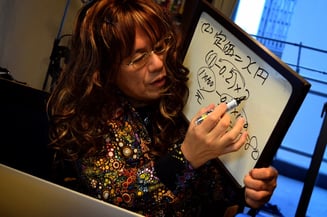 いきなり登場して子供たちの度肝を抜いた塾超の数学授業、ズラそして衣装に注目！