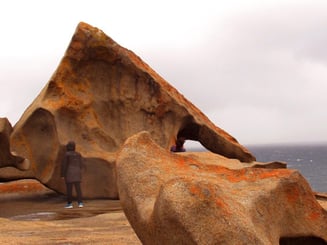 die Farbe des Steins leuchtete im Halblicht des Regens noch stärker