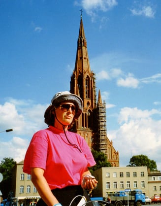 Hanni vor der St. Barthlomaei Kirche in Demmin