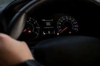 alt="Display im Auto zeigt eine aufleuchtende Motorkontrollleuchte an."