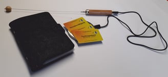 Frequenzkarten liegend auf der Transmitterscheibe mit Energierute und Anleitungsringbuch